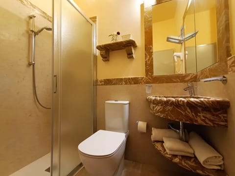 Executive Room, 1 Bedroom | Bathroom | Shower, free toiletries, hair dryer, bidet