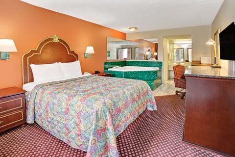 Deluxe Suite, 1 King Bed, Non Smoking | Individually furnished, blackout drapes, iron/ironing board