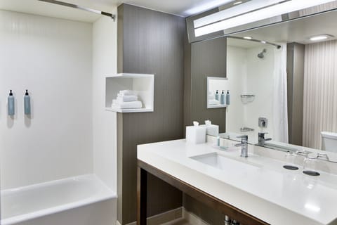 Combined shower/tub, hair dryer, towels