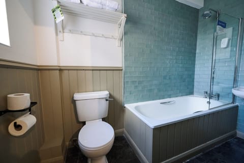 Double Room | Bathroom | Shower, free toiletries, hair dryer, towels