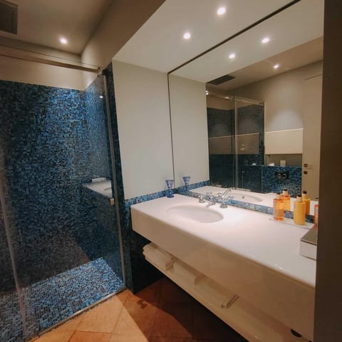 Superior Double or Twin Room | Bathroom | Shower, rainfall showerhead, hair dryer, bidet