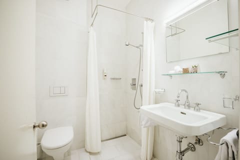 Double or Twin Room, 2 Twin Beds | Bathroom | Shower, free toiletries, hair dryer, towels