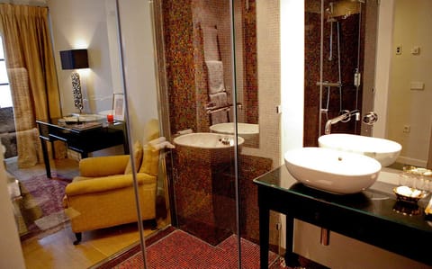 Comfort Double Room | Bathroom | Shower, free toiletries, hair dryer, towels