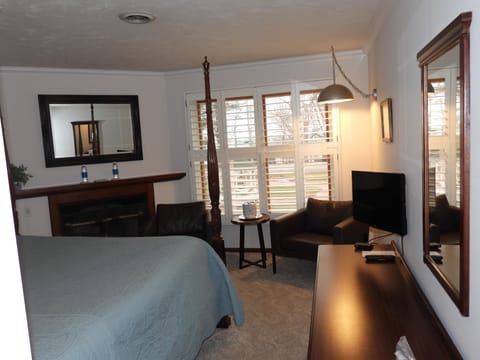 Deluxe Room, 1 King Bed, Fireplace | Desk, free WiFi