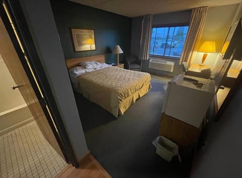 Traditional Room, 1 Queen Bed | In-room safe, desk, cribs/infant beds, rollaway beds