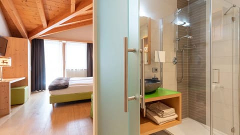 Family Room | 1 bedroom, desk, soundproofing, cribs/infant beds