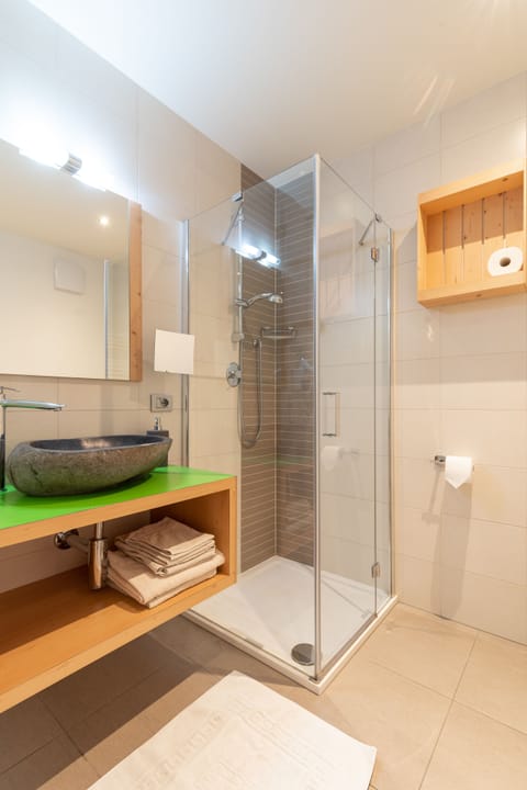 Family Room | Bathroom | Shower, hair dryer, bathrobes, towels