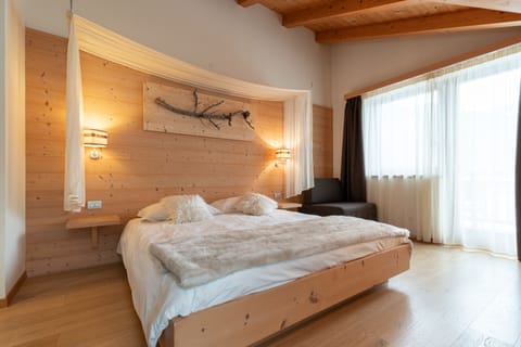 Family Room | 1 bedroom, desk, soundproofing, cribs/infant beds