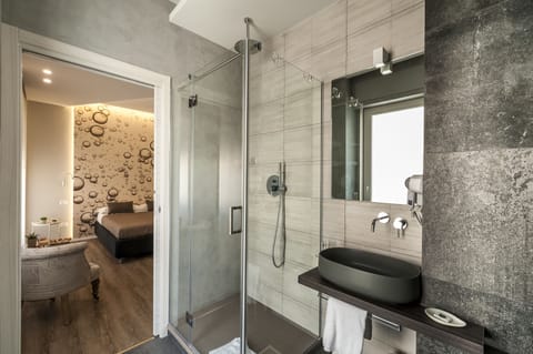 Superior Room (Massimo) | Bathroom | Shower, rainfall showerhead, free toiletries, bathrobes