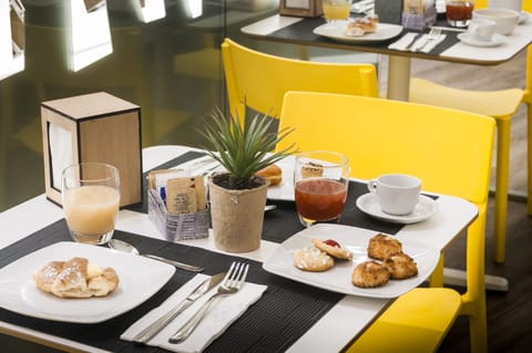 Daily continental breakfast (EUR 12 per person)