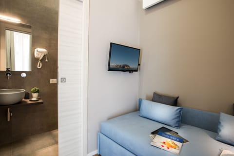 Standard Single Room (Maqueda) | Living area | 32-inch flat-screen TV with satellite channels, TV