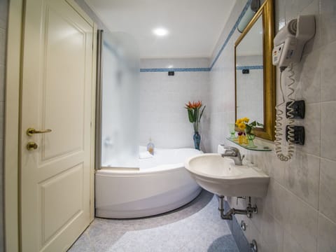 Comfort Double Room, Bathtub, Canal View | Room amenity