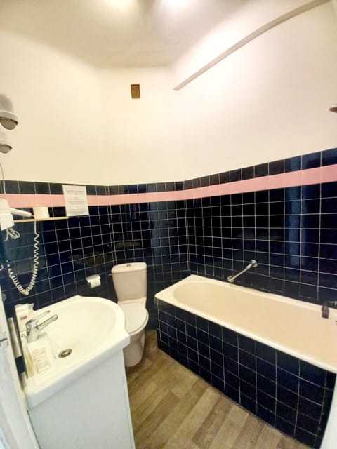 Double Room | Bathroom | Free toiletries, hair dryer, towels