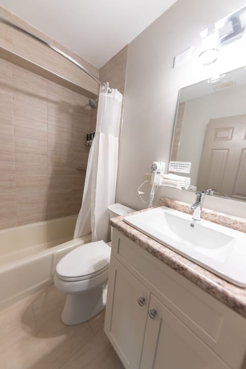 Standard Room, 1 Queen Bed | Bathroom | Combined shower/tub, free toiletries, hair dryer, towels