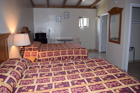 Standard Room, 1 King Bed | Desk, rollaway beds, WiFi, bed sheets