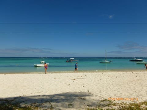 Beach nearby, white sand, beach bar