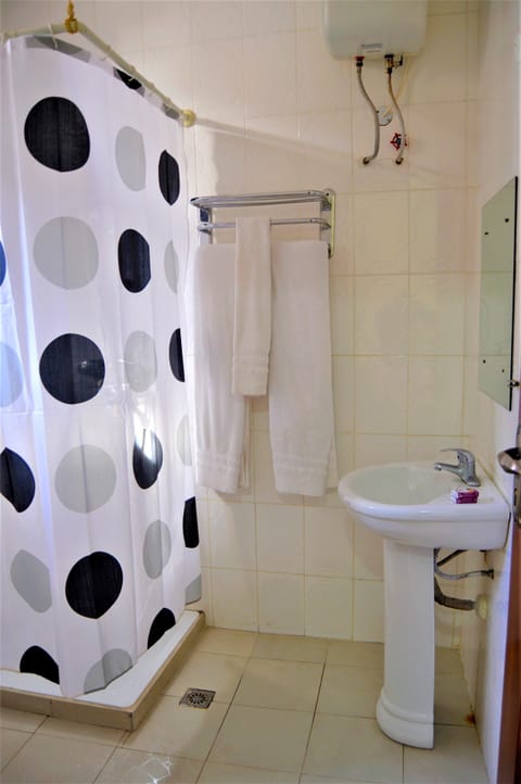 Standard Triple Room | Bathroom | Shower, rainfall showerhead, towels