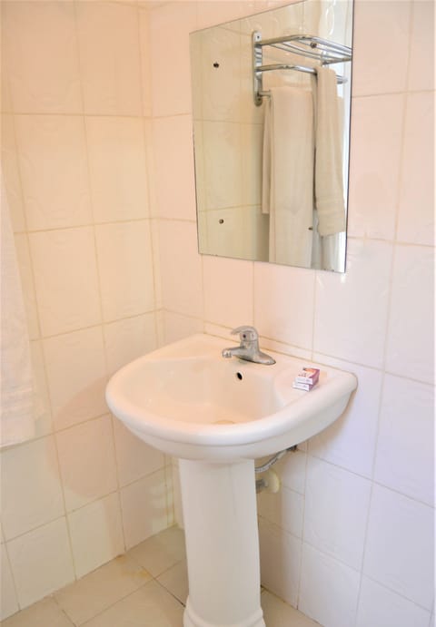 Standard Quadruple Room | Bathroom | Shower, rainfall showerhead, towels