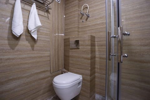 Imperial Room with Balcony Ganga View | Bathroom | Shower, free toiletries, hair dryer, towels