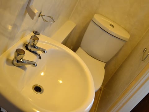 Deluxe Twin Room, Ensuite | Bathroom | Free toiletries