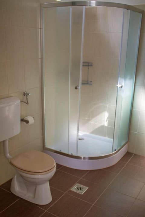 Family Room | Bathroom | Shower, free toiletries, hair dryer, slippers