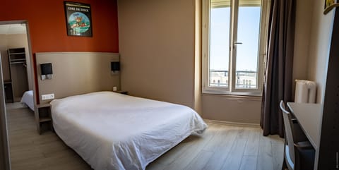 Desk, soundproofing, iron/ironing board, free WiFi