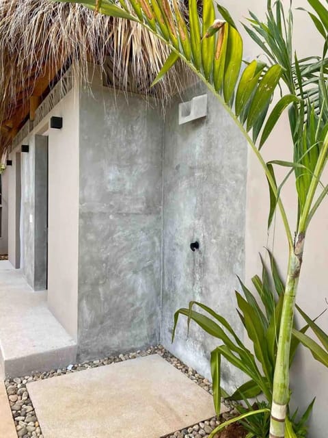 Comfort Condo, Multiple Beds, Beachside | Bathroom | Shower, towels