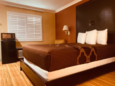 Standard Room, 1 Queen Bed | 1 bedroom, desk, iron/ironing board, free WiFi