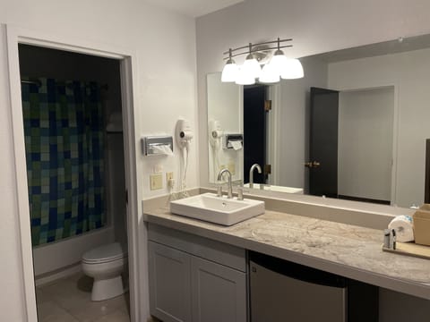Standard Room, 1 Queen Bed | Bathroom amenities | Combined shower/tub, towels