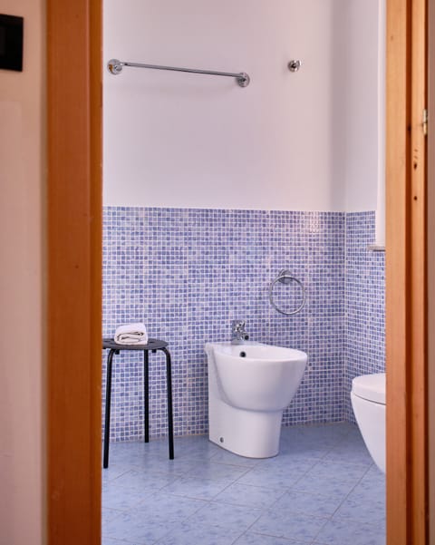 Shower, rainfall showerhead, free toiletries, hair dryer