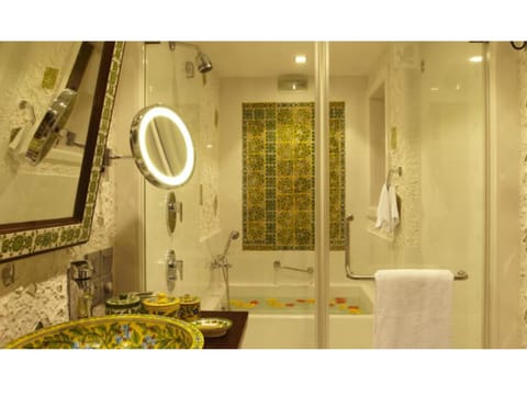 Lifestyle Suite | Bathroom | Combined shower/tub, rainfall showerhead, free toiletries, hair dryer