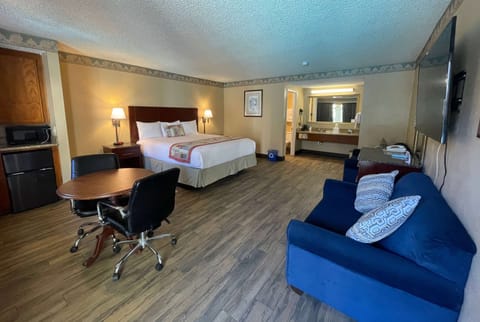 Suite, 1 King Bed, Non Smoking | In-room safe, desk, blackout drapes, free WiFi