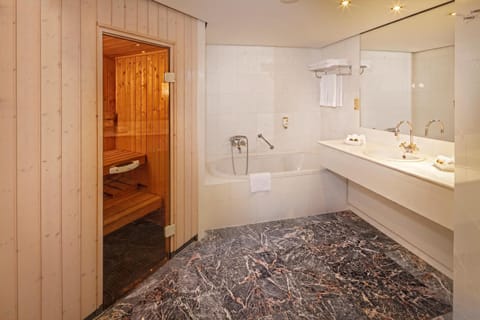 Combined shower/tub, deep soaking tub, eco-friendly toiletries