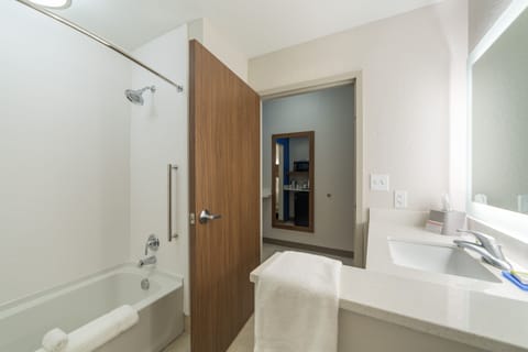 Combined shower/tub, deep soaking tub, free toiletries, hair dryer