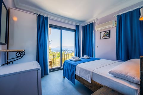 Double Room, 1 Queen Bed, Sea View | Desk, free WiFi, bed sheets