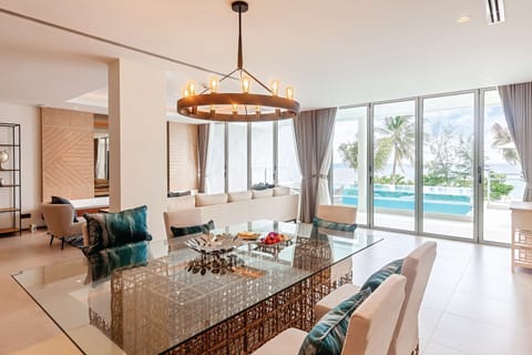 2Bedroom Pool Suite Beach Front | Living area