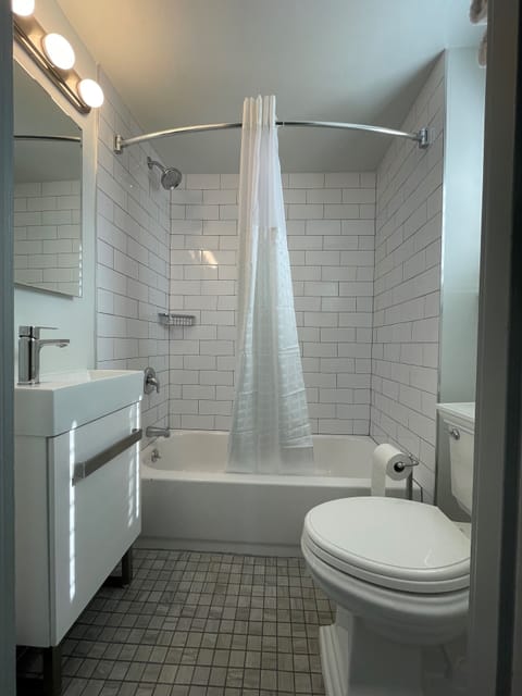 Family Suite | Bathroom | Combined shower/tub, free toiletries, hair dryer, towels