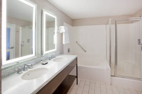 Club Suite, 1 King Bed | Bathroom | Free toiletries, hair dryer, bathrobes, towels