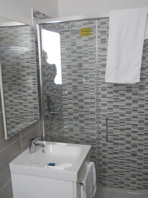 Family Quadruple Room | Bathroom | Shower, free toiletries, hair dryer, bidet