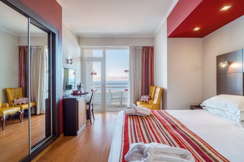 Standard Twin Room, Sea View | Minibar, in-room safe, desk, blackout drapes