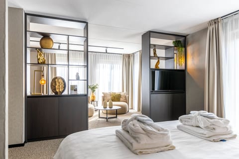 Suite | Hypo-allergenic bedding, in-room safe, desk, iron/ironing board