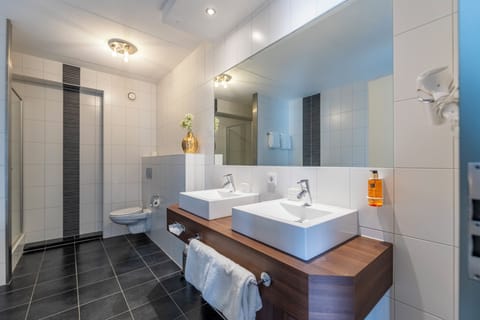 Suite | Bathroom | Free toiletries, hair dryer, towels, soap