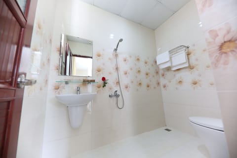 Deluxe Triple Room | Bathroom | Shower, free toiletries, hair dryer, slippers