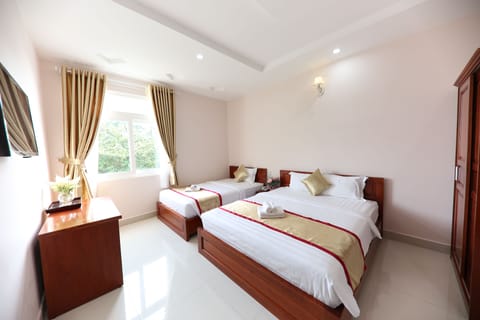 Deluxe Triple Room | Minibar, desk, free WiFi