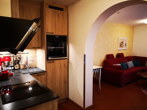 Comfort Apartment, 2 Bedrooms, Mountain View | Private kitchen | Full-size fridge, microwave, oven, stovetop