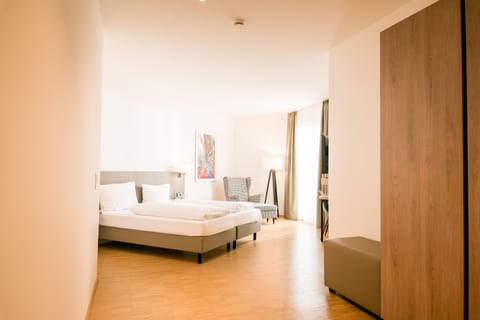 Deluxe Double Room, 1 King Bed | In-room safe, desk, soundproofing, free WiFi