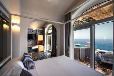 Deluxe Suite wit Spa and sea view | Minibar, in-room safe, individually decorated, individually furnished