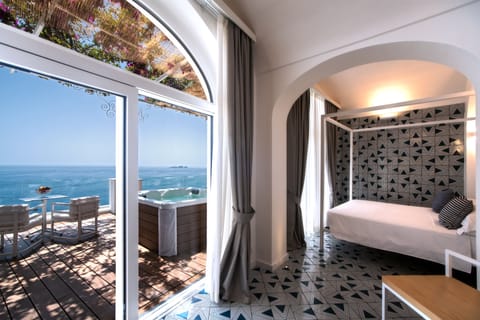 Deluxe Suite wit Spa and sea view | Minibar, in-room safe, individually decorated, individually furnished