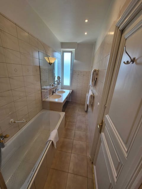 Junior Suite | Bathroom | Shower, free toiletries, hair dryer, towels