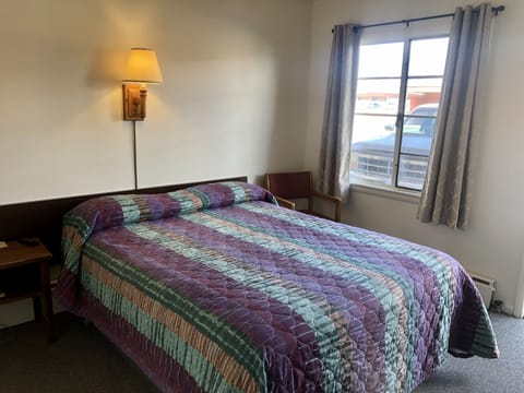 Room, 1 Queen Bed | Desk, laptop workspace, free WiFi, bed sheets